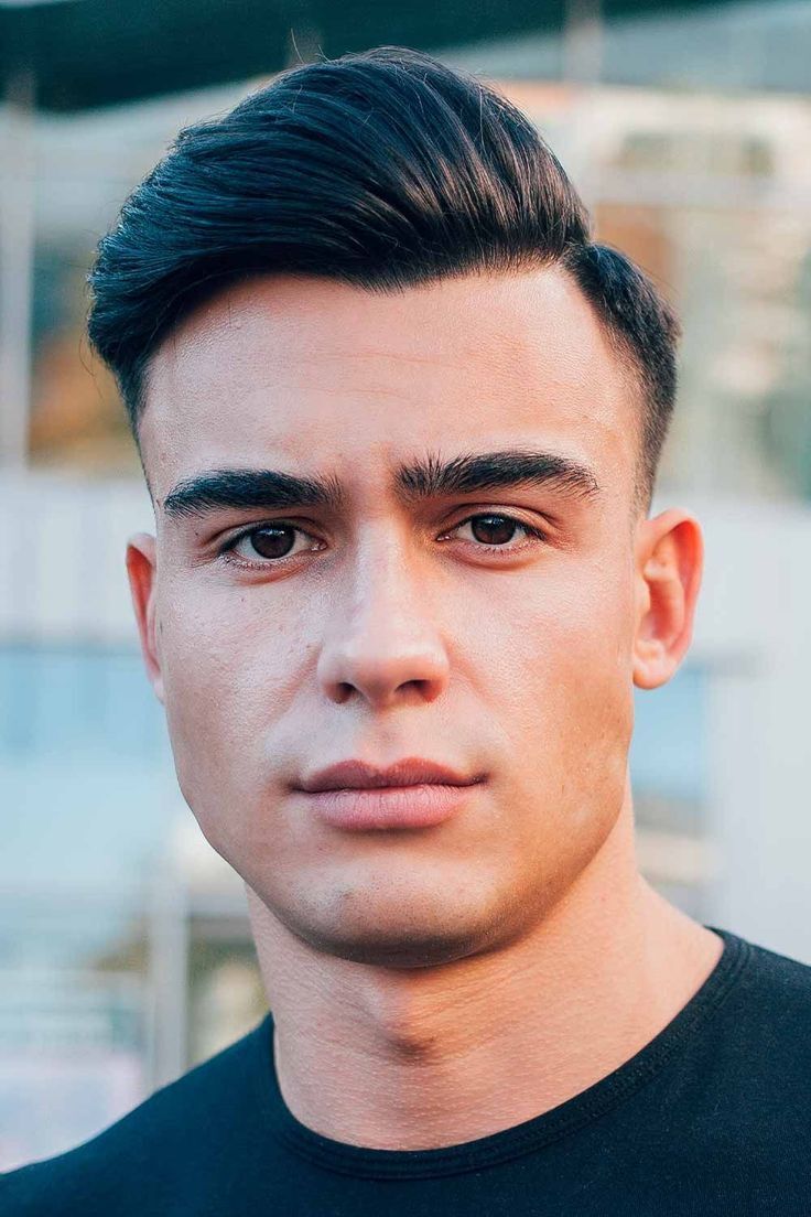 Pria kaukasia dengan gaya rambut comb over yang rapi.