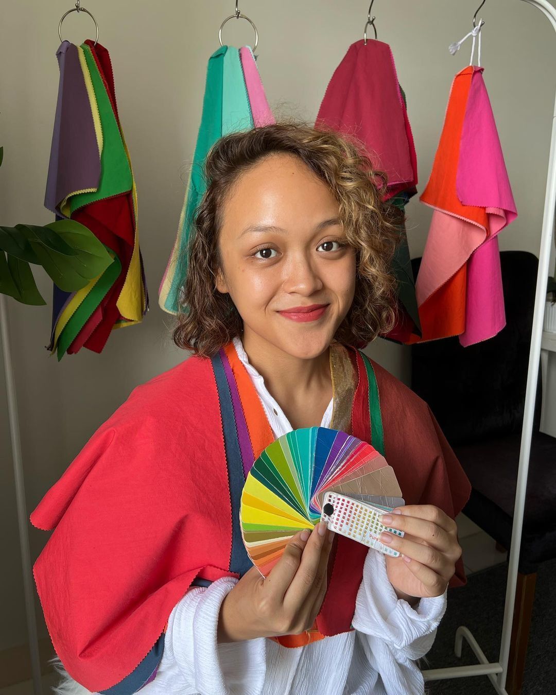 wanita Indonesia dengan rambut keriting mencoba personal colour analysis