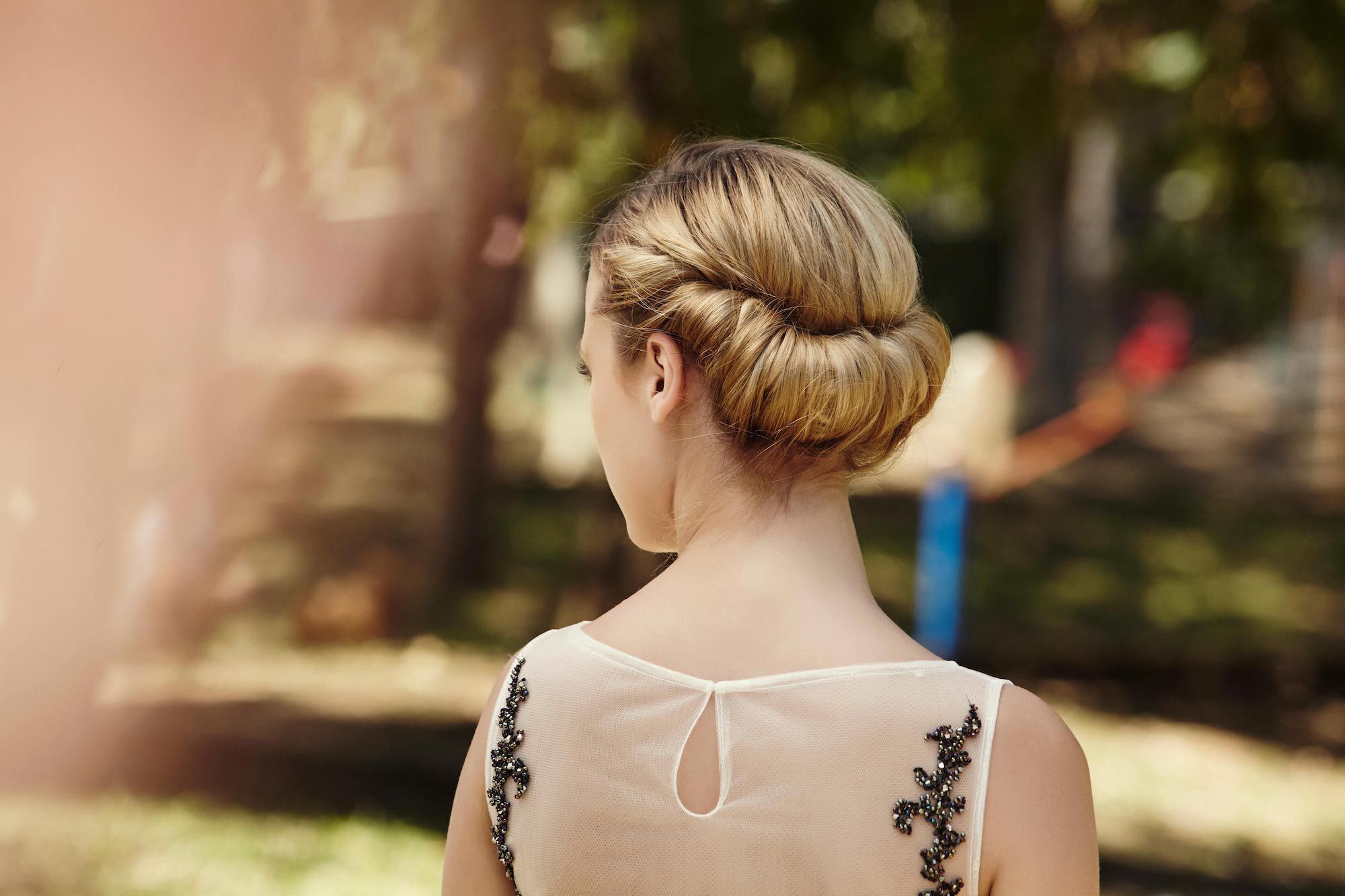 Model rambut ini disebut dengan croissant chignon dan cocok untuk pesta pernikahan. (Foto: Raquel Burst)