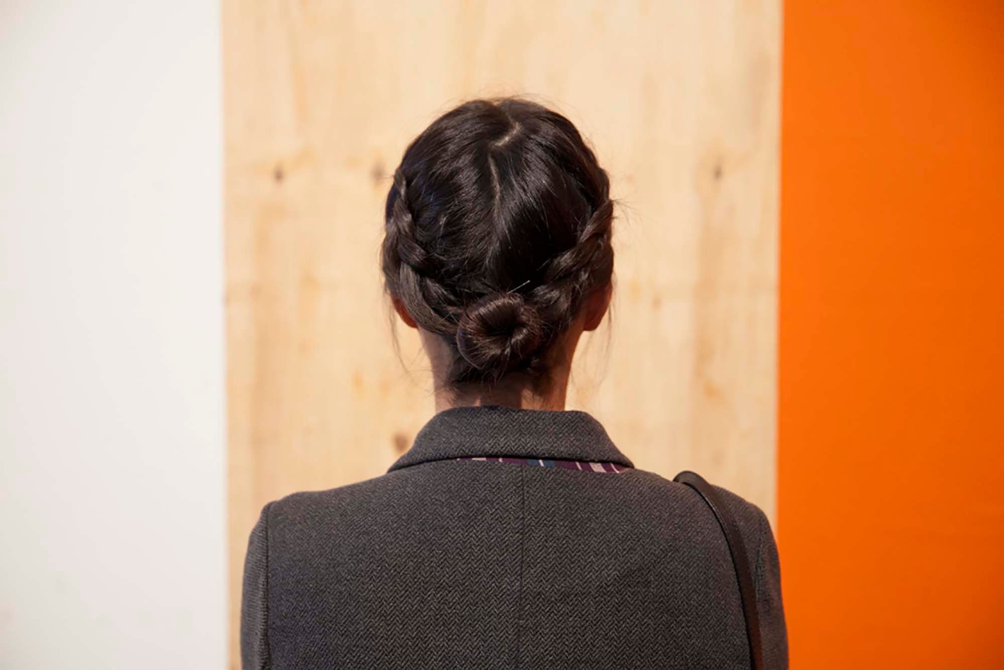 Model rambut braided bun dengan dutch braid di kedua sisi. (Foto: Raquel Burst)