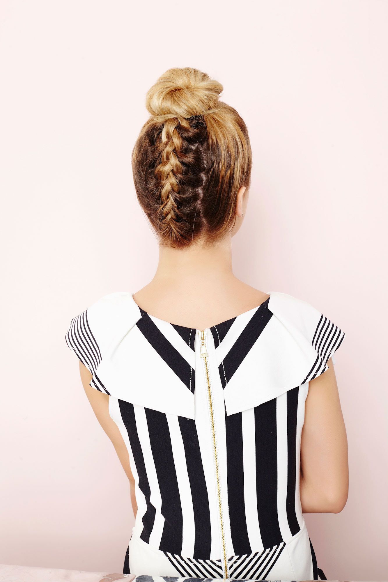 Variasikan top knot dengan upside down braid. (Foto: Raquel Burst)