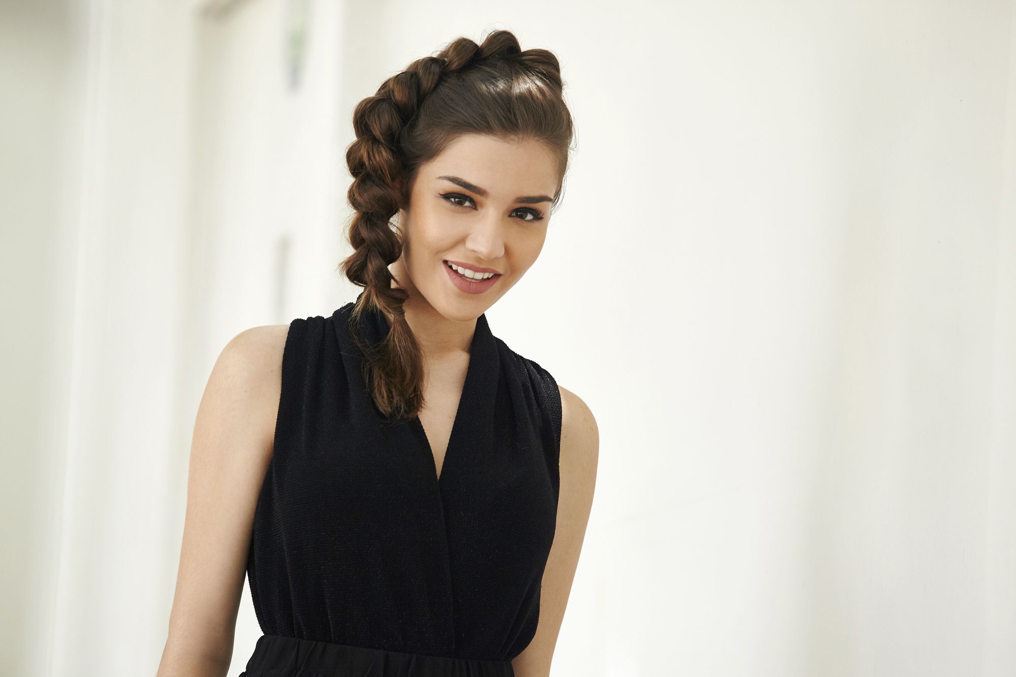 Model rambut dutch braid dengan gaya meyamping. (Foto: Raquel Burst)