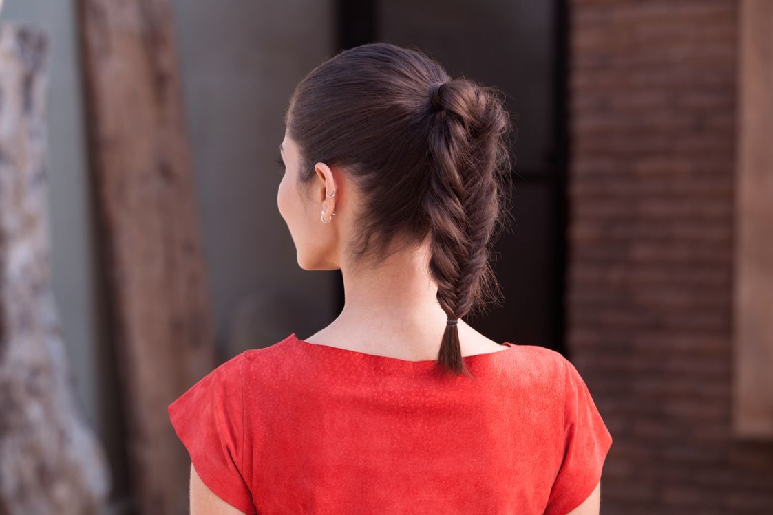 Model rambut fishtail braid dipadukan dengan ponytail. (Foto: Raquel Burst)