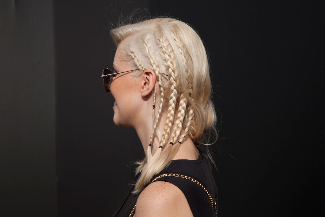 Gaya kepang samping dengan variasi multiple braids. (Foto: Raquel Burst)