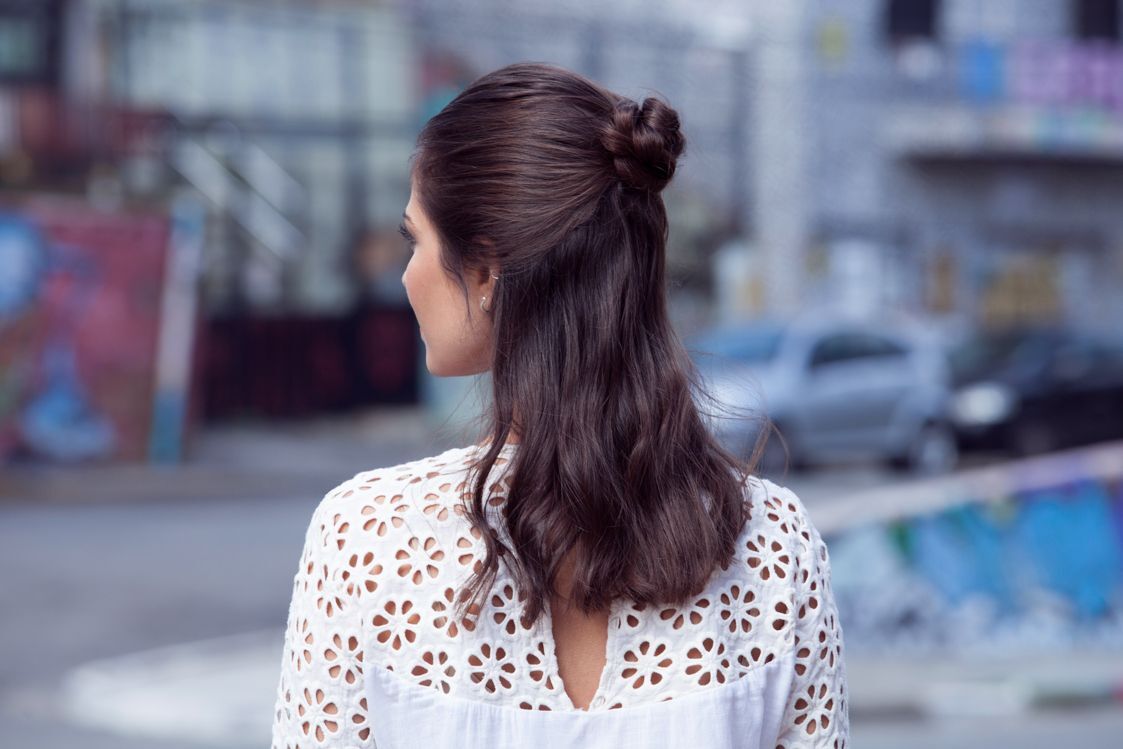 Ingin terlihat manis dan sederhana? Coba gaya kuncir setengah flower braid. (Foto: Raquel Burst)