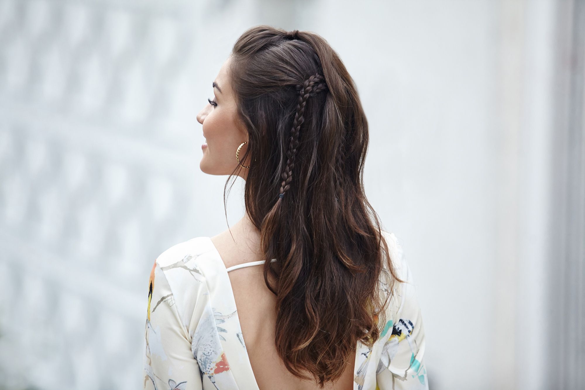 Gaya rambut bohemian braids dipadukan dengan sasak cocok untuk pesta siang hari. (Foto: Raquel Burst)