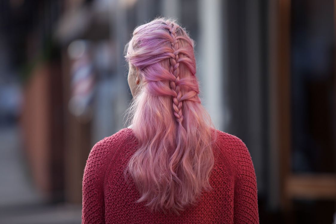 Gaya rambut tier braid untuk gaya half updo yang keren. (Foto: Raquel Burst)