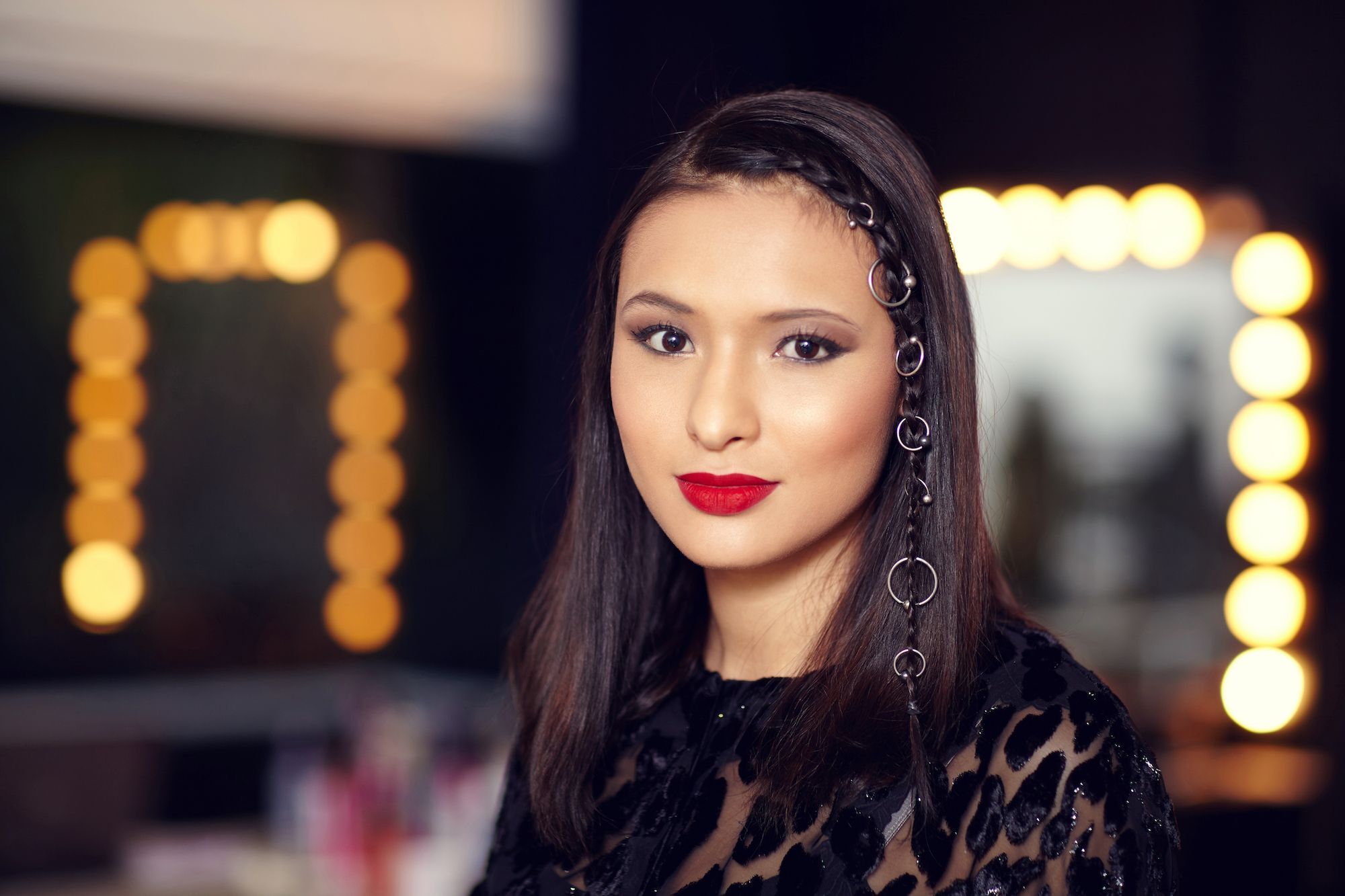 Agar gaya kepang semakin keren untuk pesta kasual, berikan ringlets. (Foto: Raquel Burst)