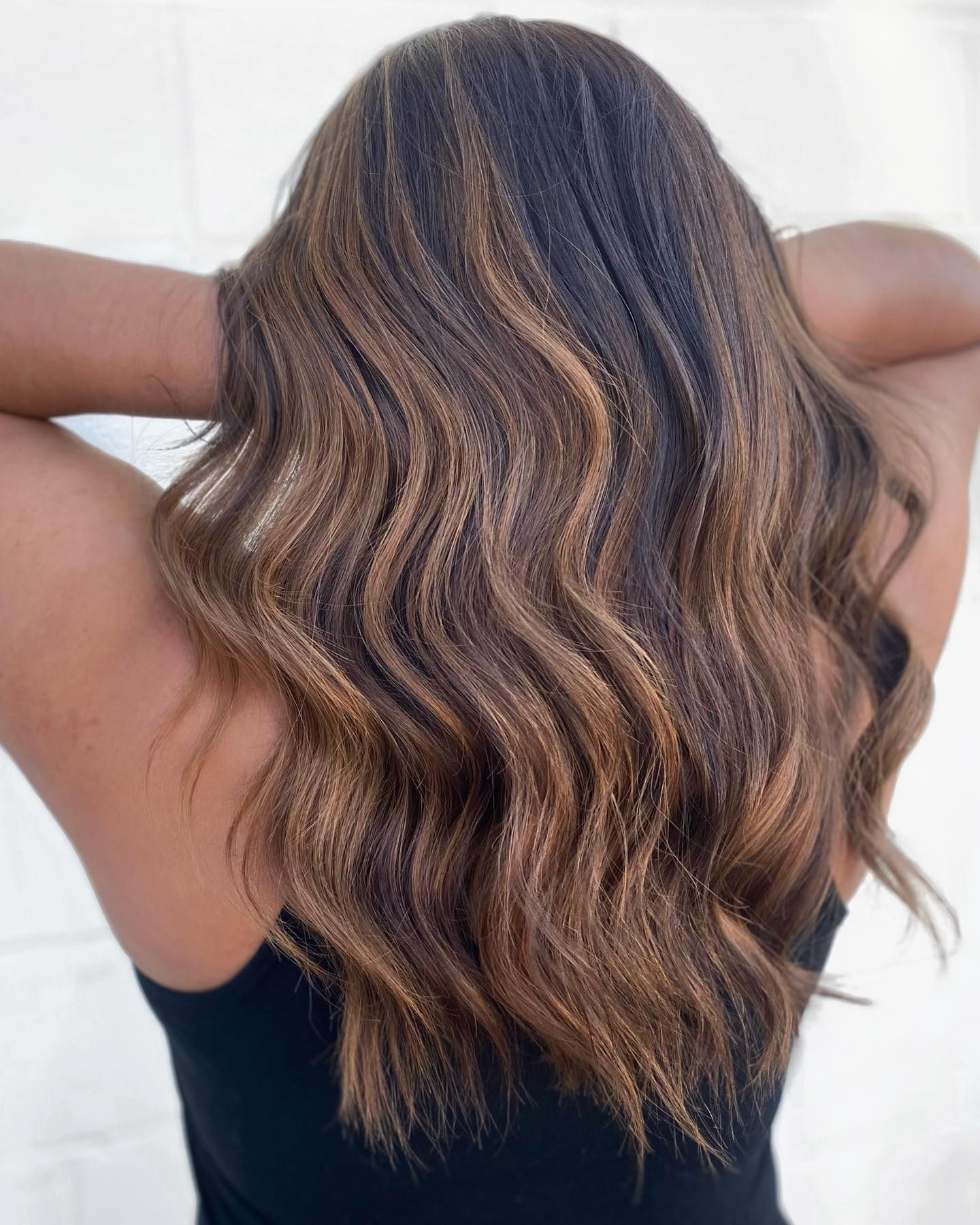 Rambut ombre caramel dengan sentuhan balayage. (Foto: Instagram.com/georgeeblancoo)