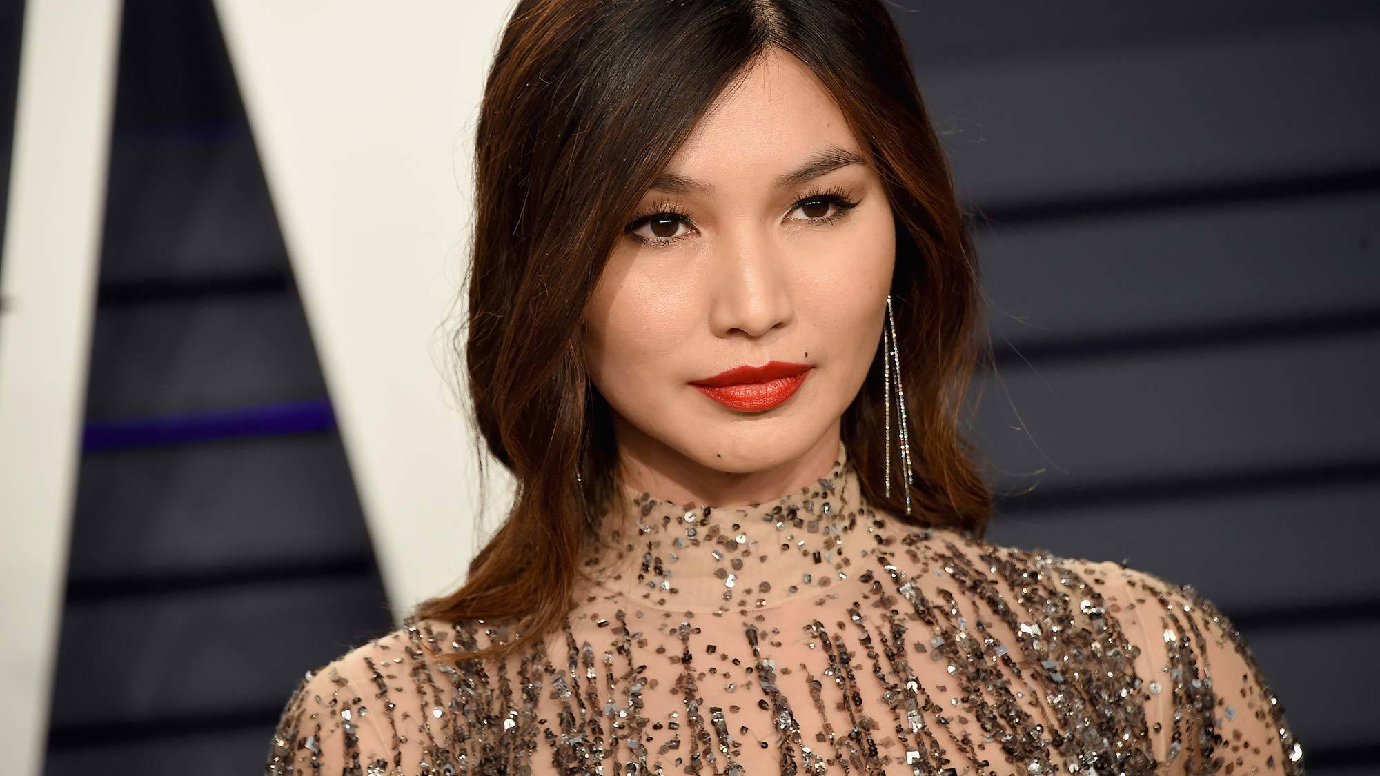 gema chan dengan rambut panjang dan poni panjang yang menyamarkan wajah bulat