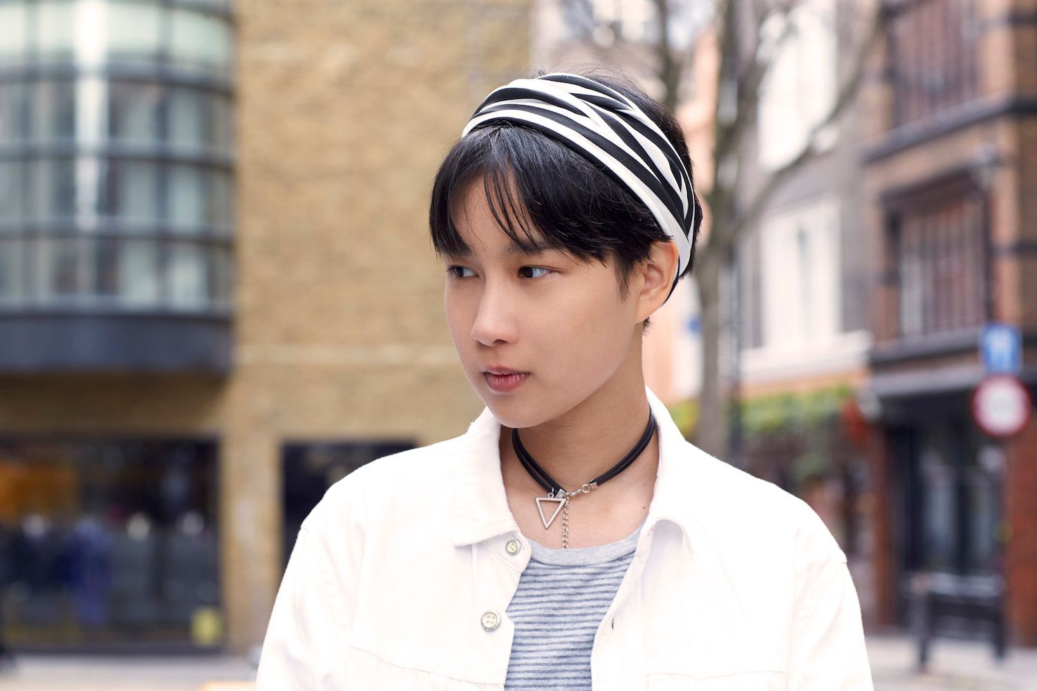 Pakai bandana untuk lebih memaksimalkan tampilan ponimu. (Foto: Dvora)