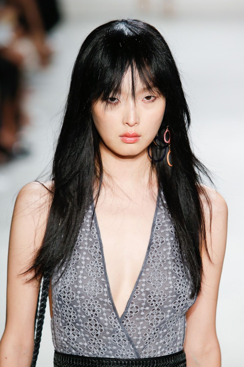 Kenapa pilih satu kalau bisa memadukan dua model poni? (Foto: Indigitalimages.com)