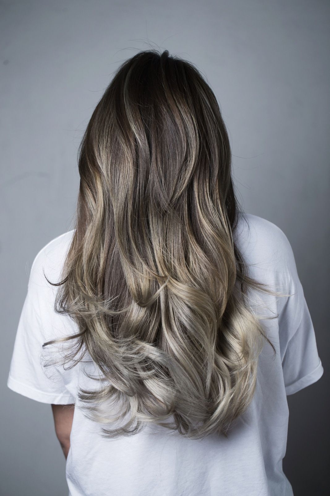 Warna rambut ombre abu-abu akan makin indah pada rambut panjang (Foto: Shutterstock)