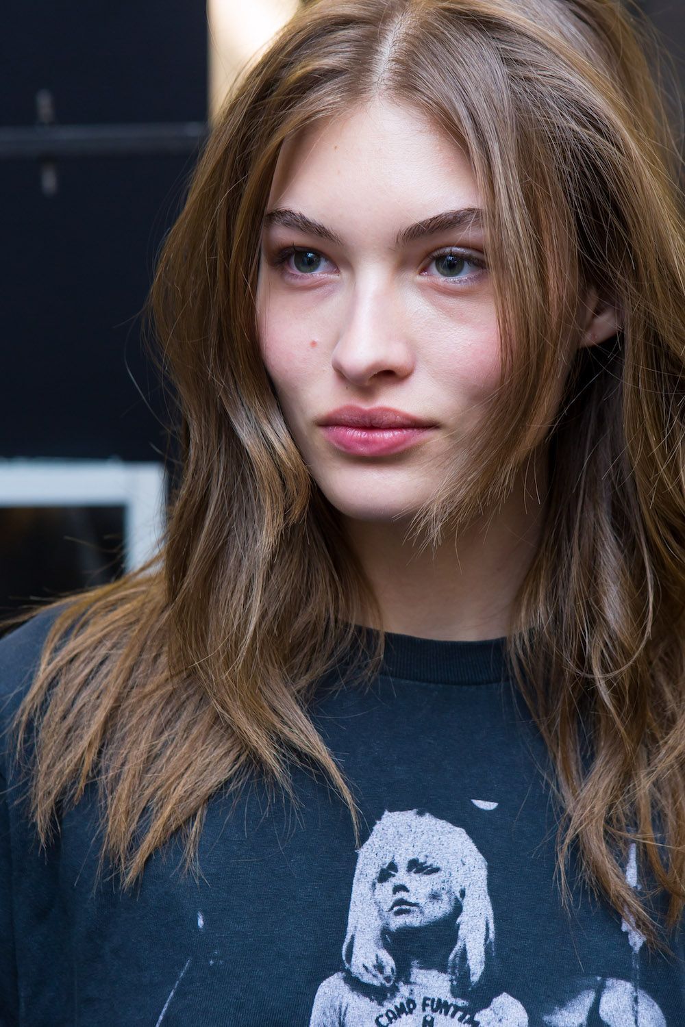 Potong poni sejajar dagu agar wajahmu terlihat tirus. (Foto: Indigitalimages.com)