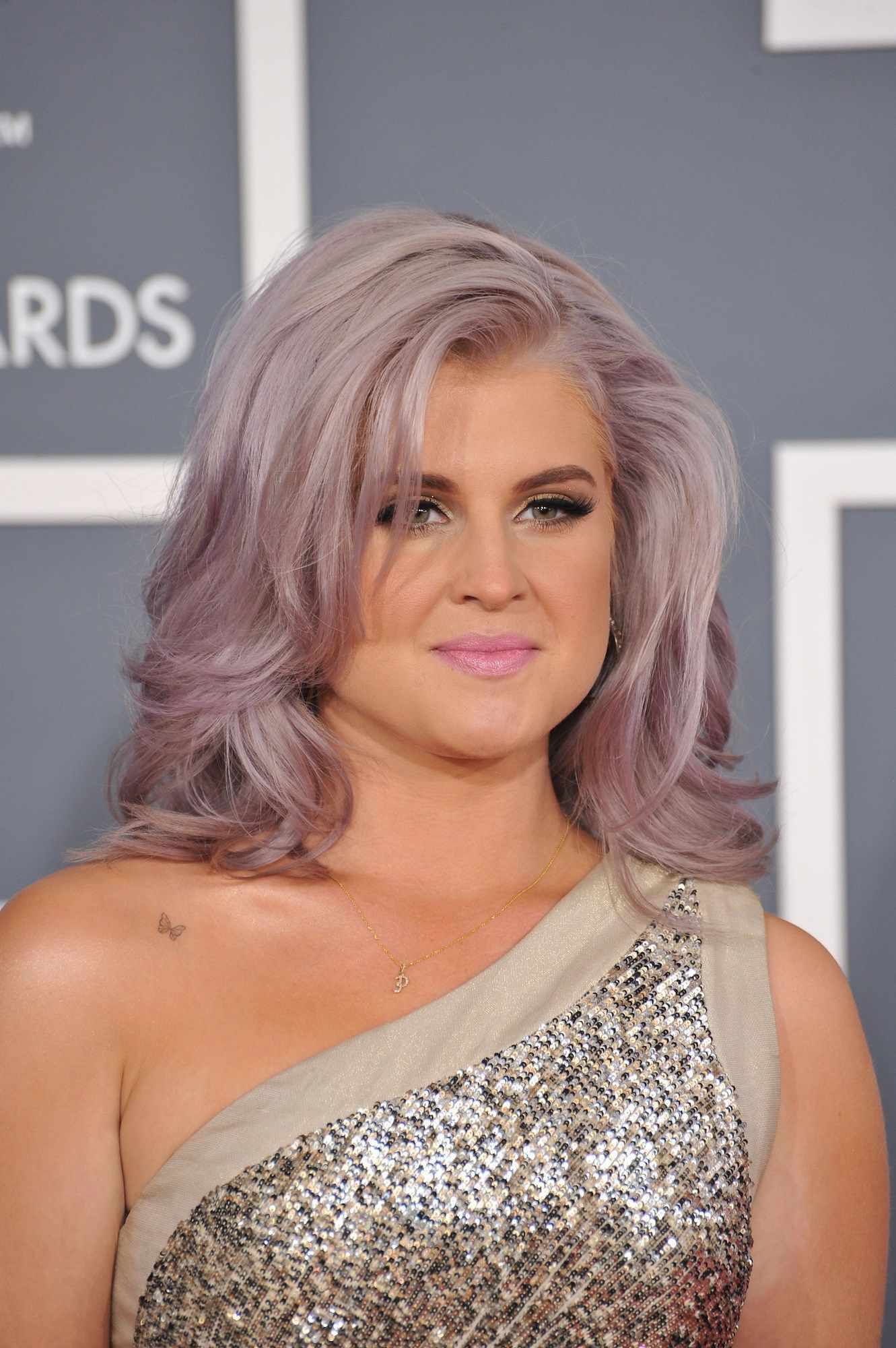 Coba framing bangs untuk lengkapi gaya rambut wavy-mu. (Foto: REX by Shutterstock)