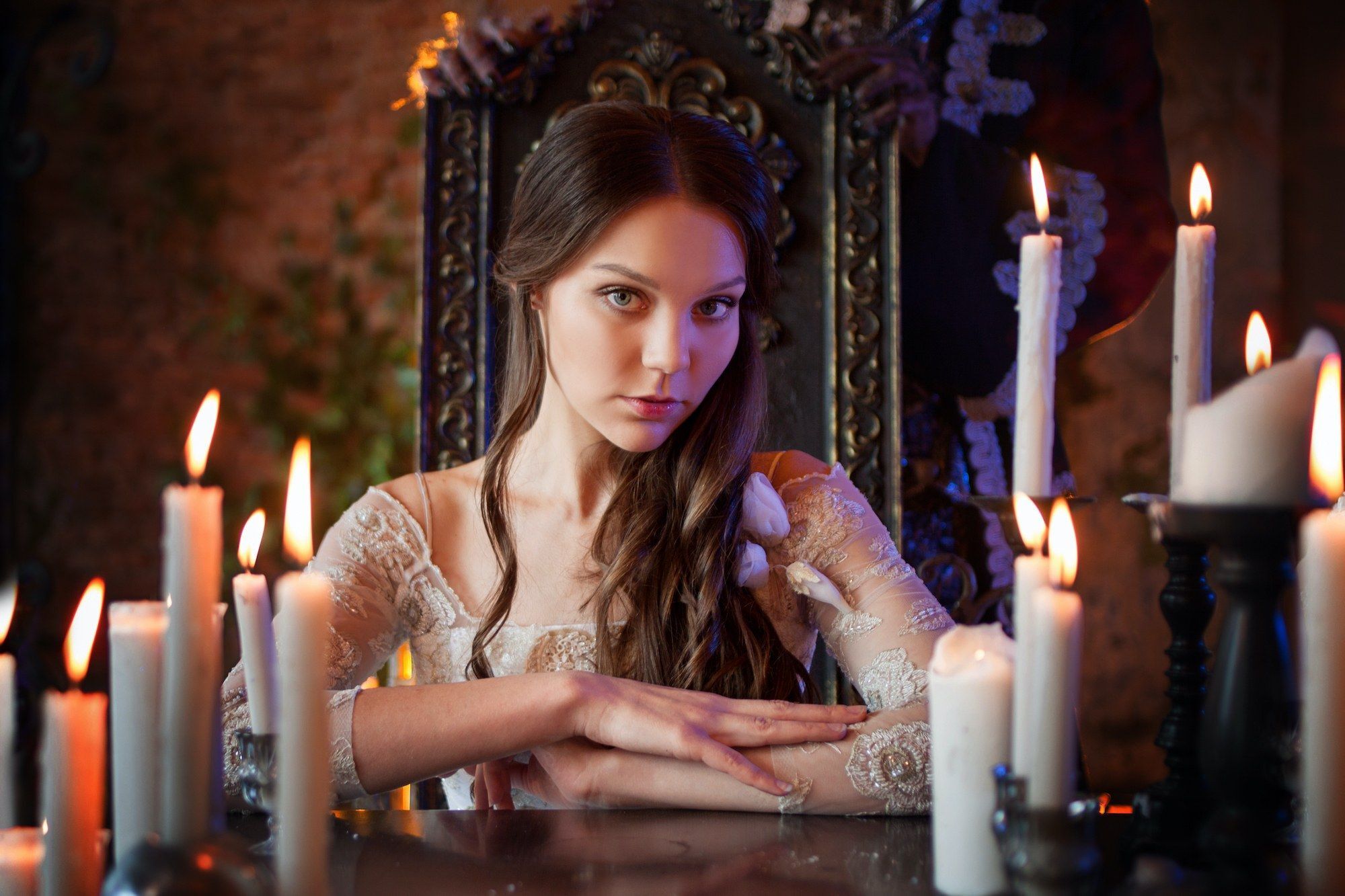 Half updo kepang bisa kamu coba untuk jadi Belle. (Foto: Shutterstock)