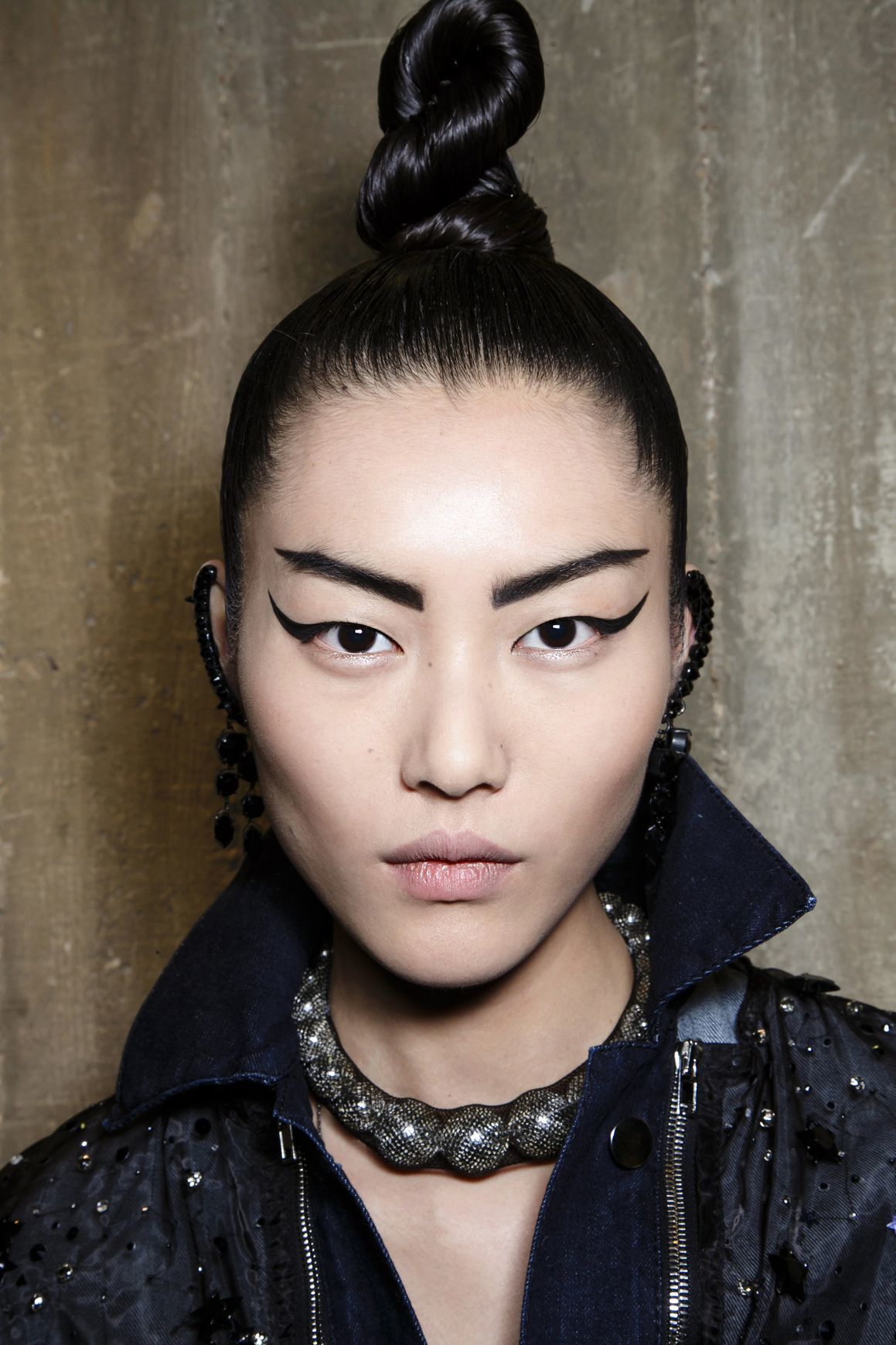 Top knot adalah gaya khas Mulan. (Foto: Allthingshair UK)