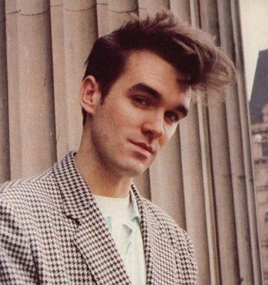 steven patrick Morrissey dengan gaya rambut yang khas.