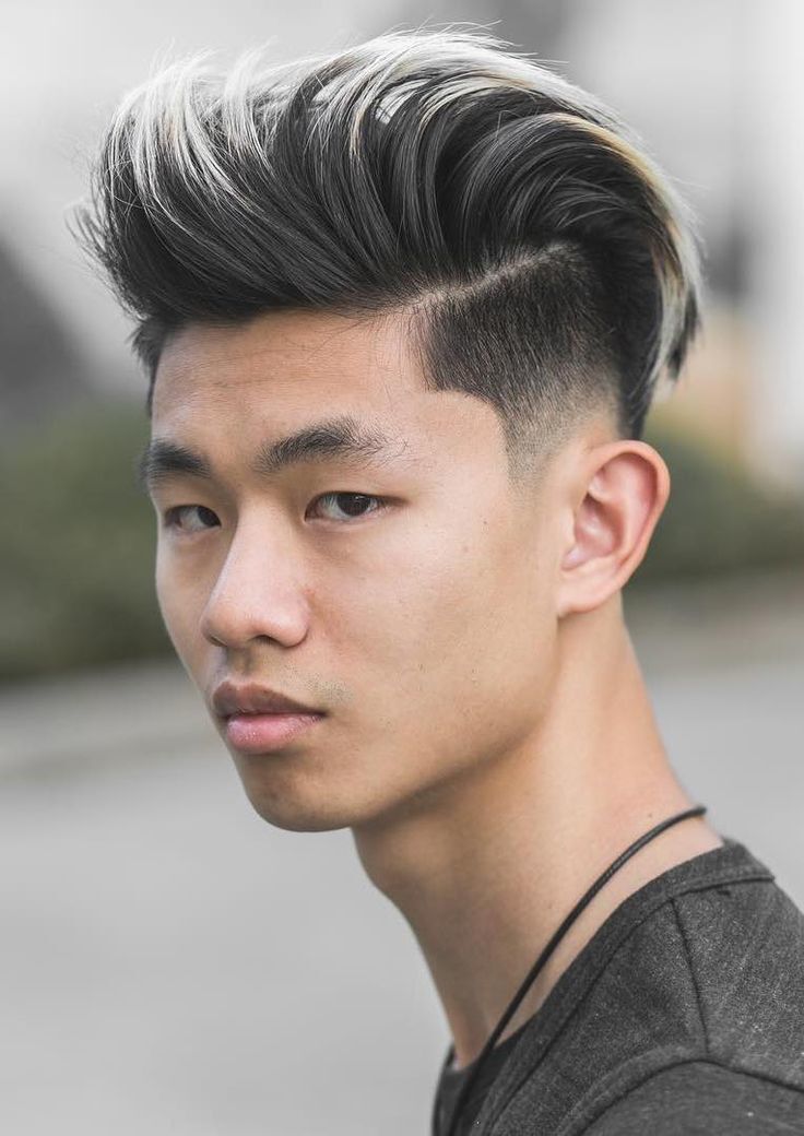 pria kaukasia dengan rambut Morrissey rapi