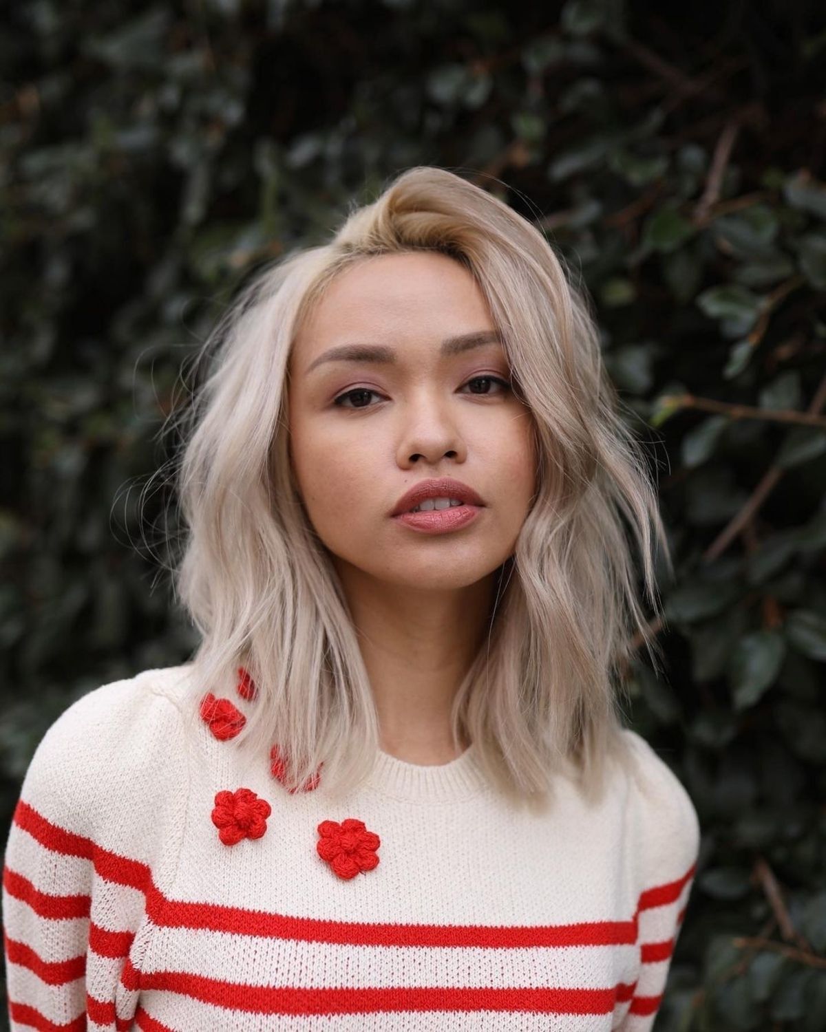 Rambut long bob dengan belahan samping yang effortless. (Foto: latest-hairstyles.com)