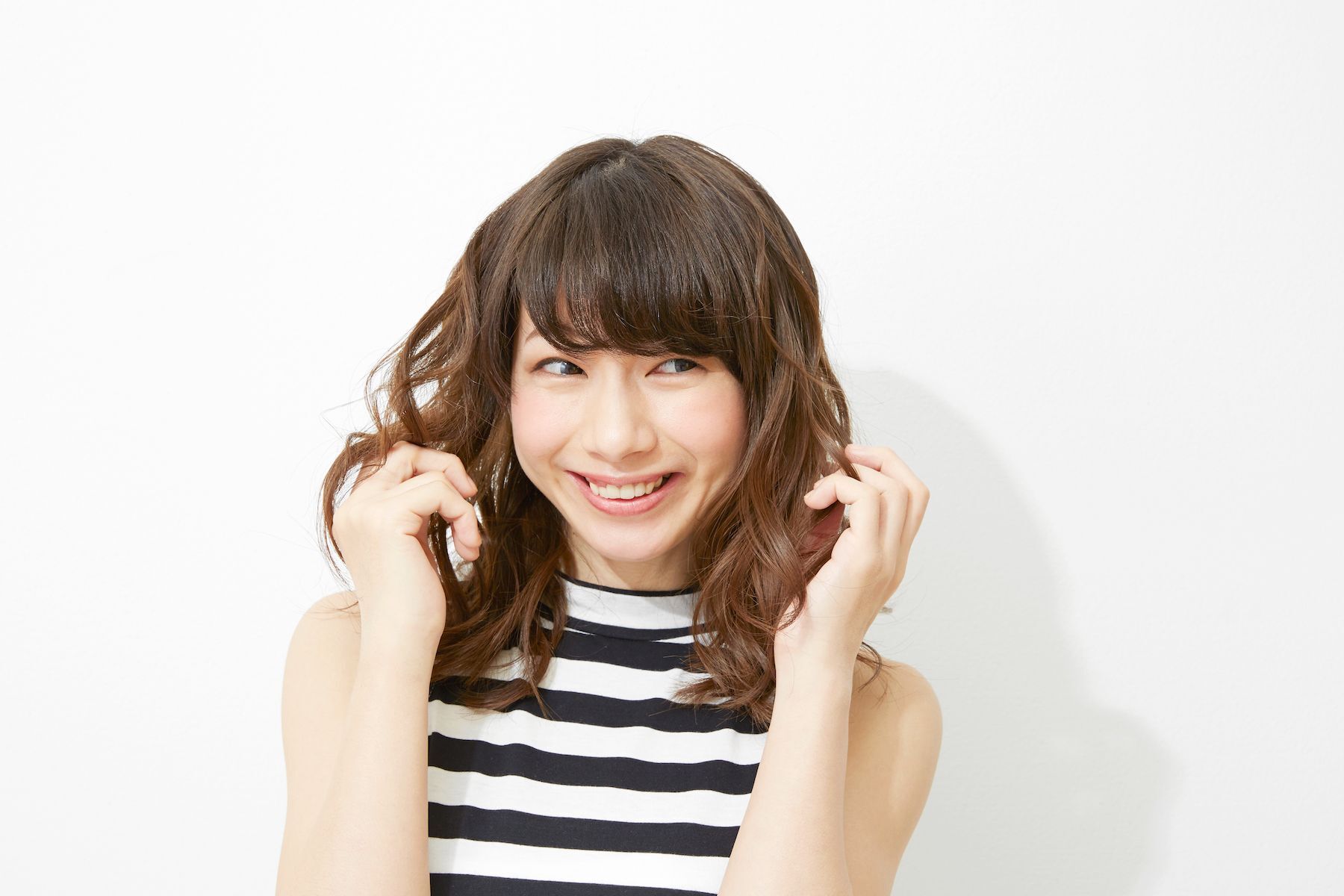 Coba gaya keriting a la beach waves pada rambut pendekmu. (Foto: Shutterstock)