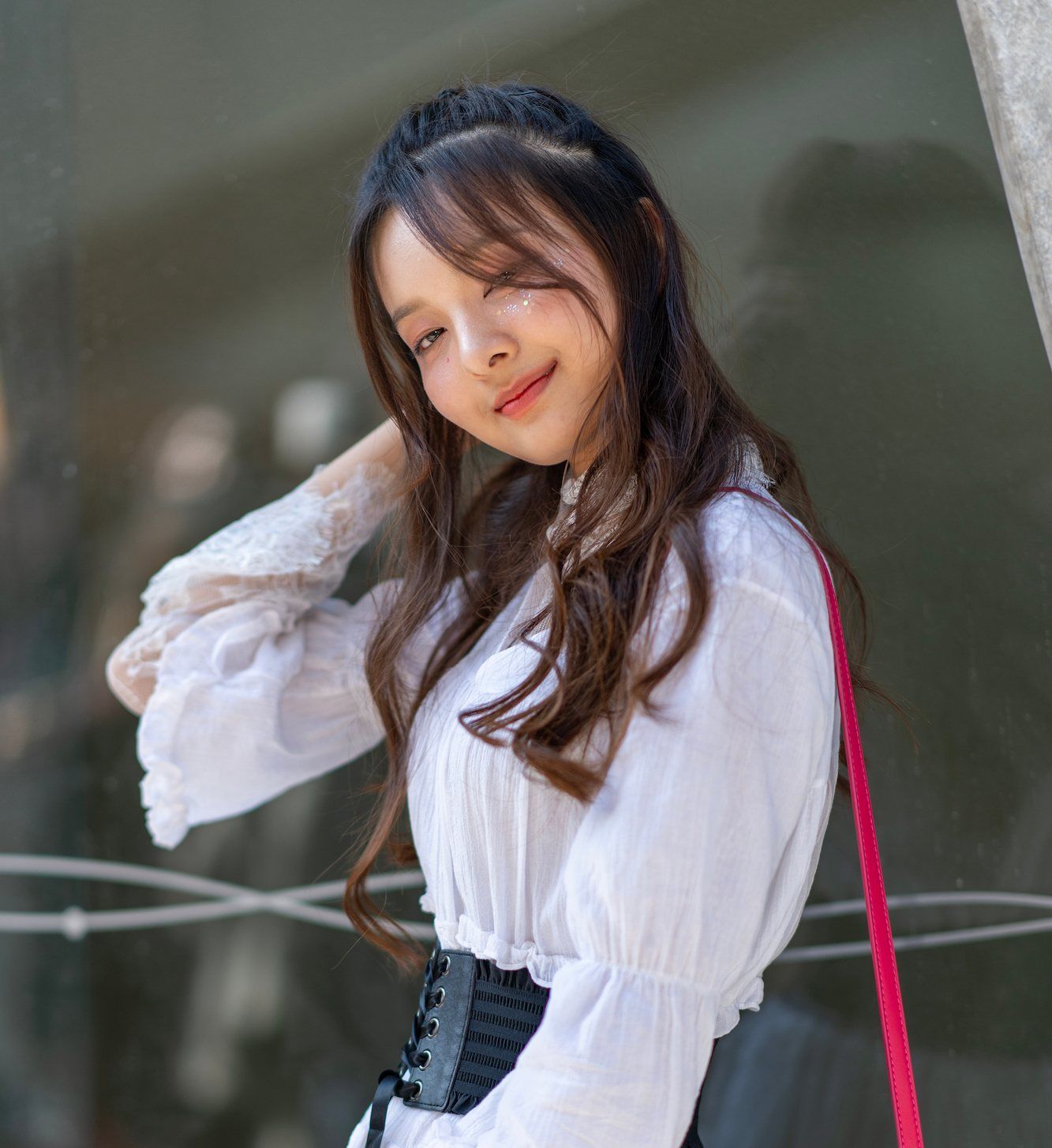 wanita asia memanfaatkan wispy bangs untuk samarkan garis rambut