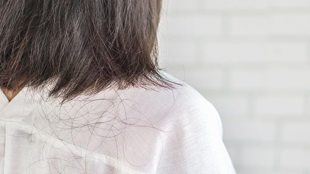 wanita dengan rambut pendek yang rontok