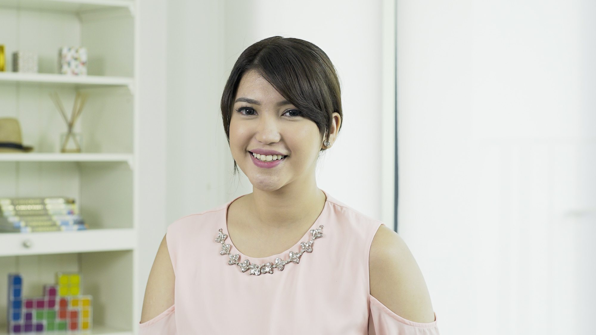 Siap Ngedate dari Rumah dengan Sanggul Low Knot Bun a la Dewi Paramita