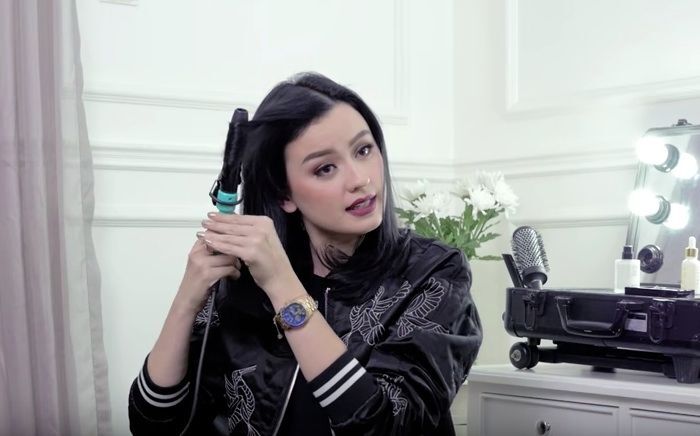 two sided twist hair a la Kimberly Ryder