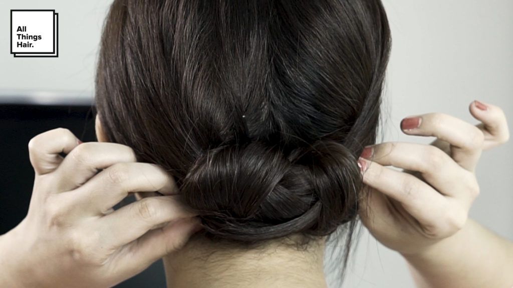 Dewi Paramitha dengan sanggul low knot bun.