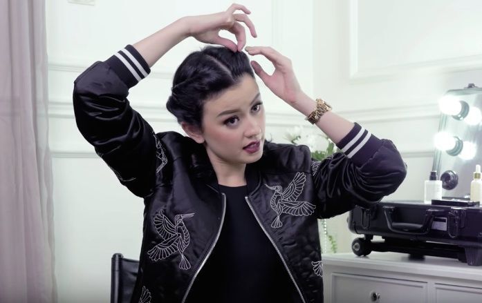 Tarik-tarik sedikit hasil twist agar terlihat lebih bervolume.