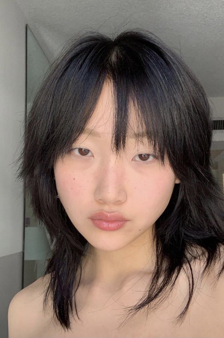 Gaya rambut wolf cut yang edgy ini bisa membingkai wajah. (Foto: Instagram/dien4sty)