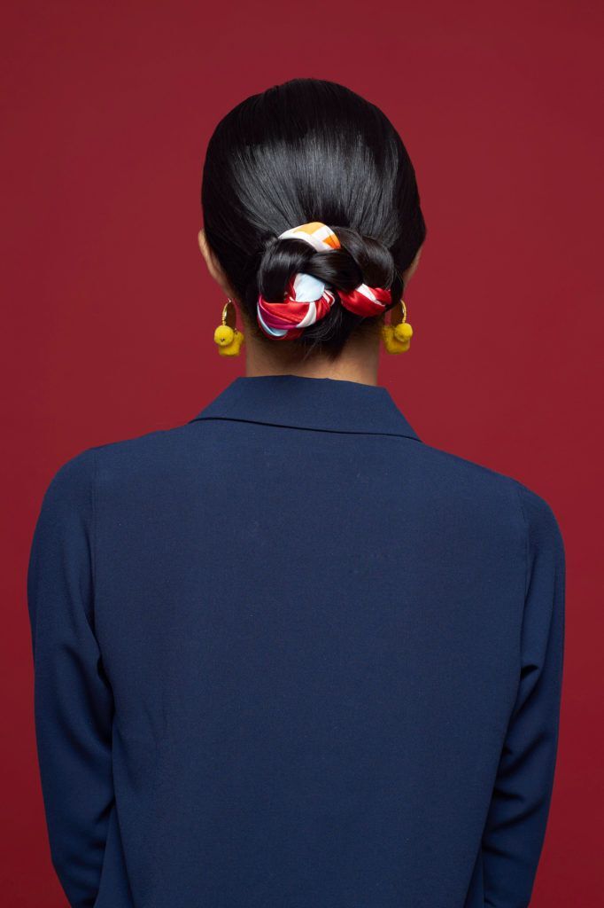 Wanita Asia dengan gaya rambut scarf bun.