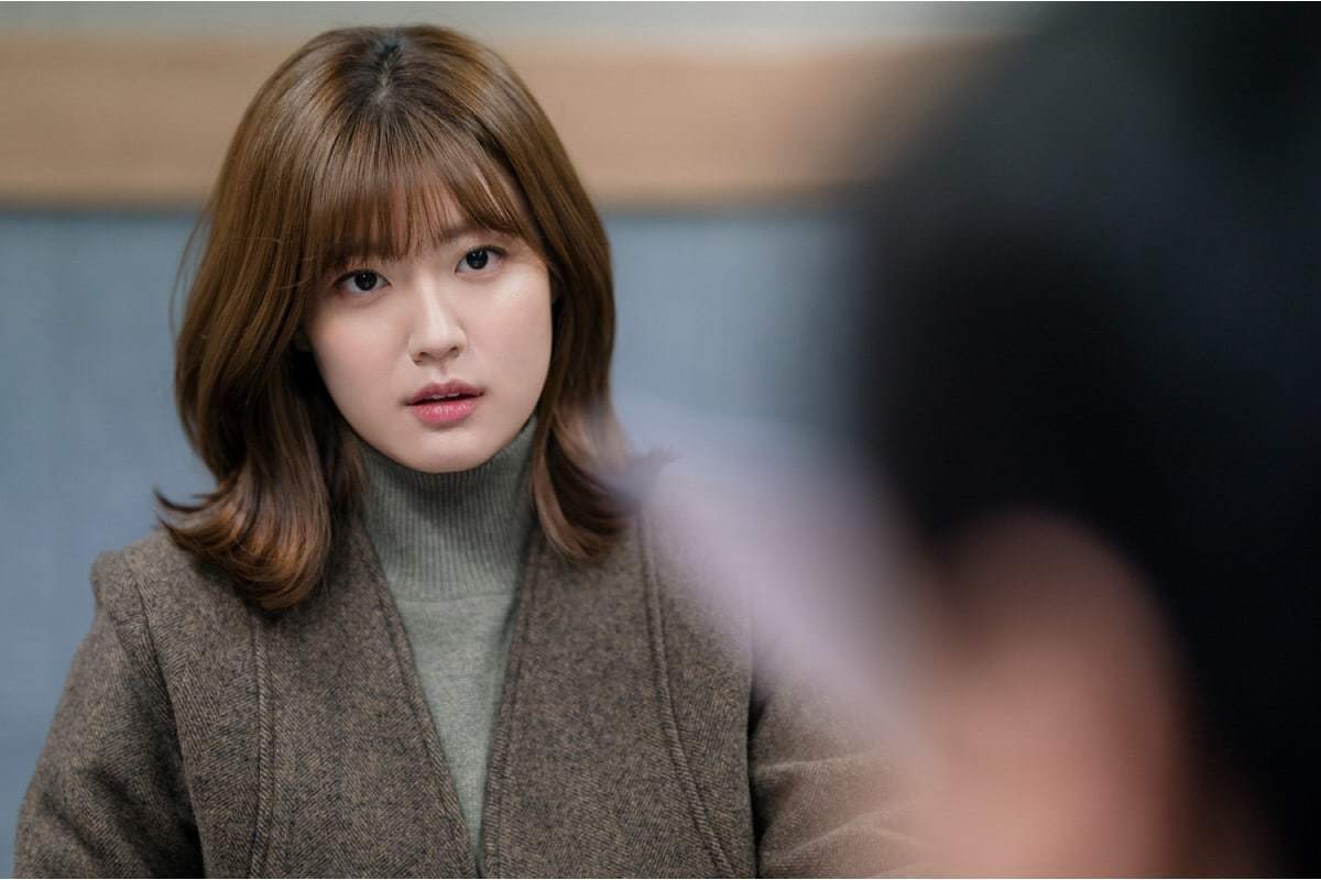 Nam Ji Hyun dengan gaya blow out bob yang bervolume. (Foto: MBC TV)