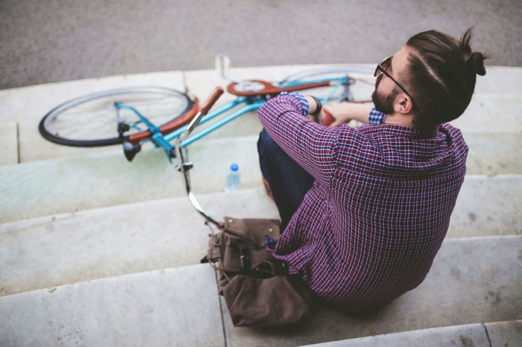 Gaya rambut yang terlihat seperti belum selesai ditata. (Foto: iStock by Getty Images)