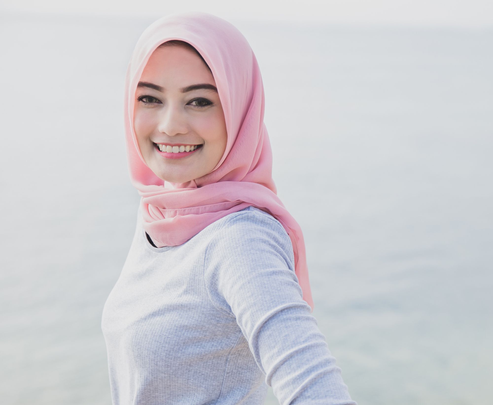 Wanita asia dengan hijab pink