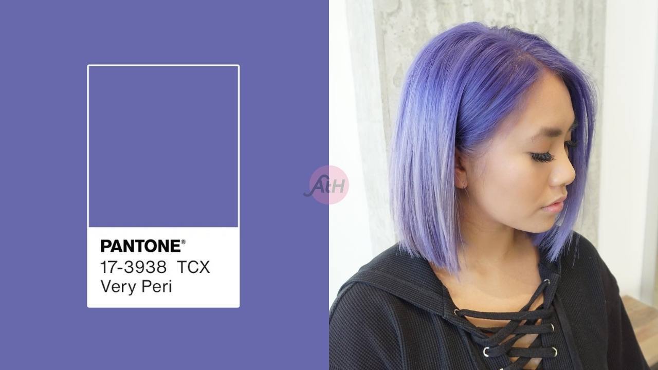 wanita dengan warna rambut pantone 2022 very peri periwinkle biru