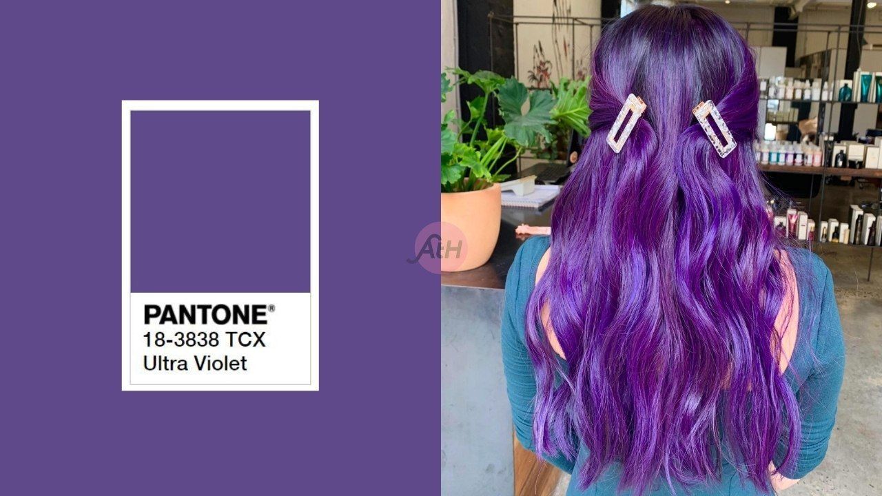 wanita dengan rambut panjang bergelombang warna ungu