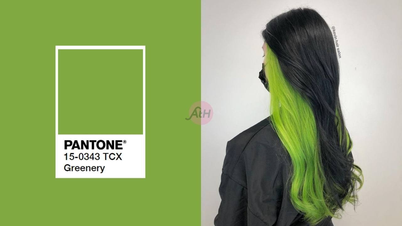 wanita dengan rambut peekaboo hijau