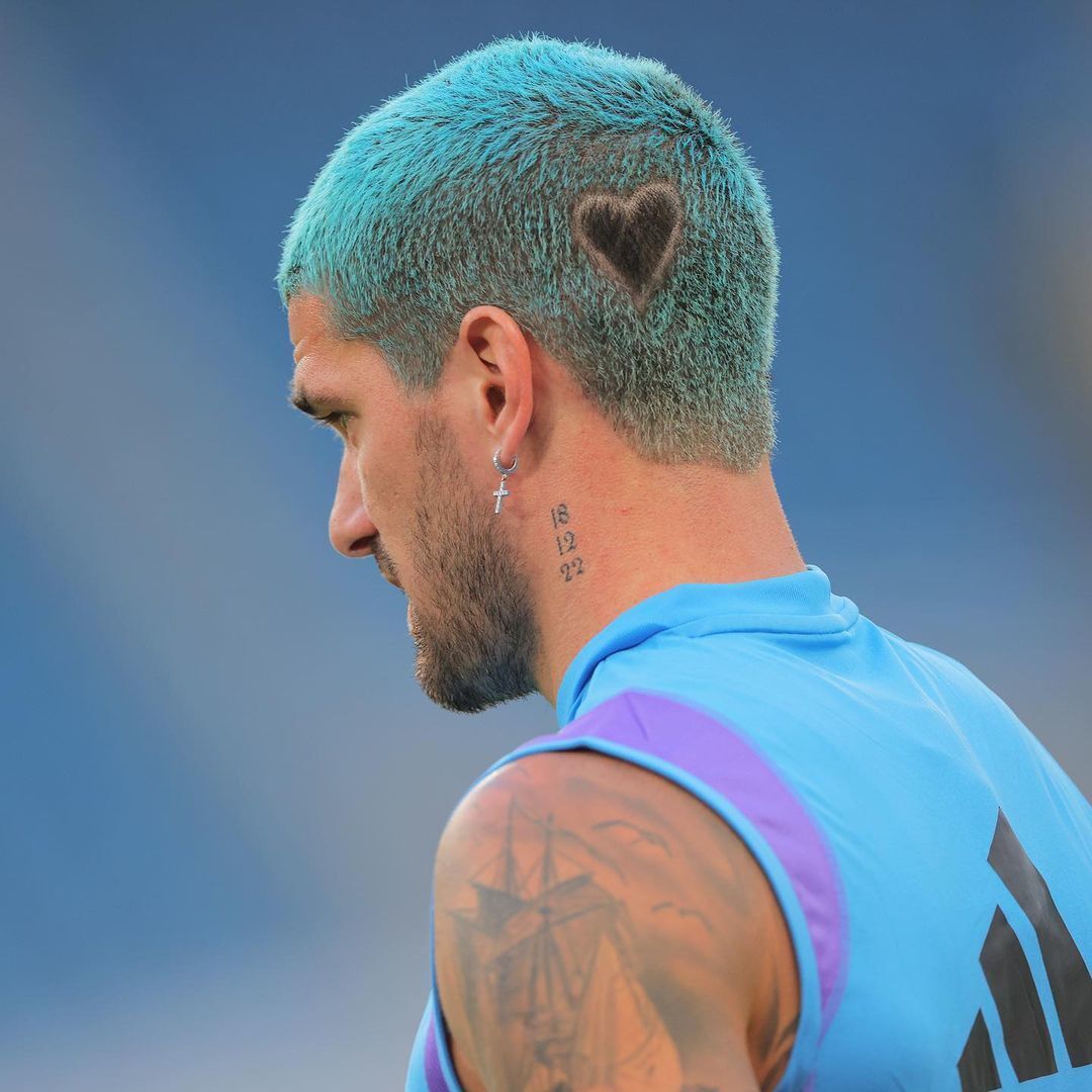 Buzz cut warna biru De Paul. Keren nggak? (Foto: Instagram/rodridepaul)