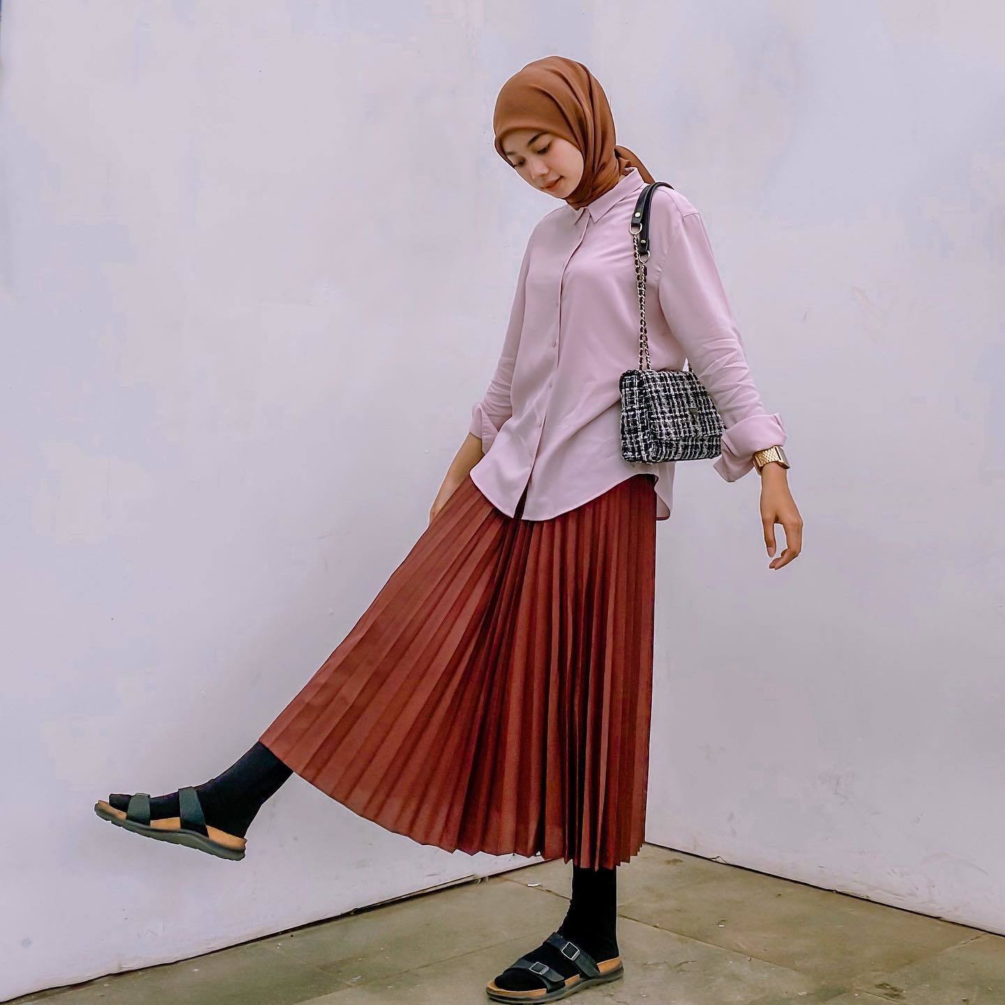 Gaya minimalis dengan kemeja pink pastel dan hijab warna cokelat. (Foto: Instagram.com/sdymutma)