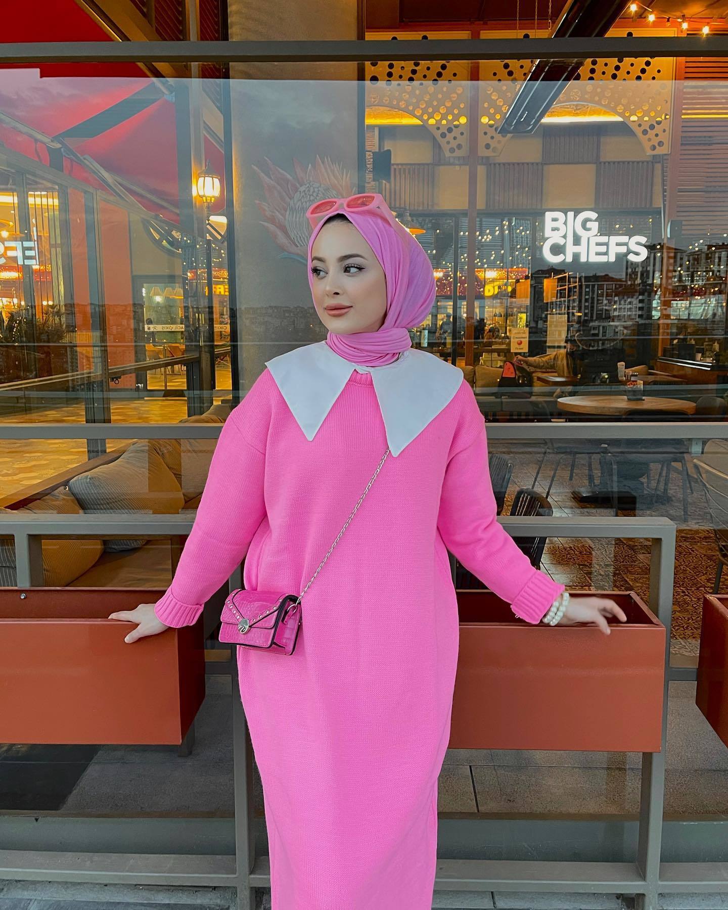 Berani tampil dengan warna pink terang? (Foto: Instagram.com/ilknurturguut)