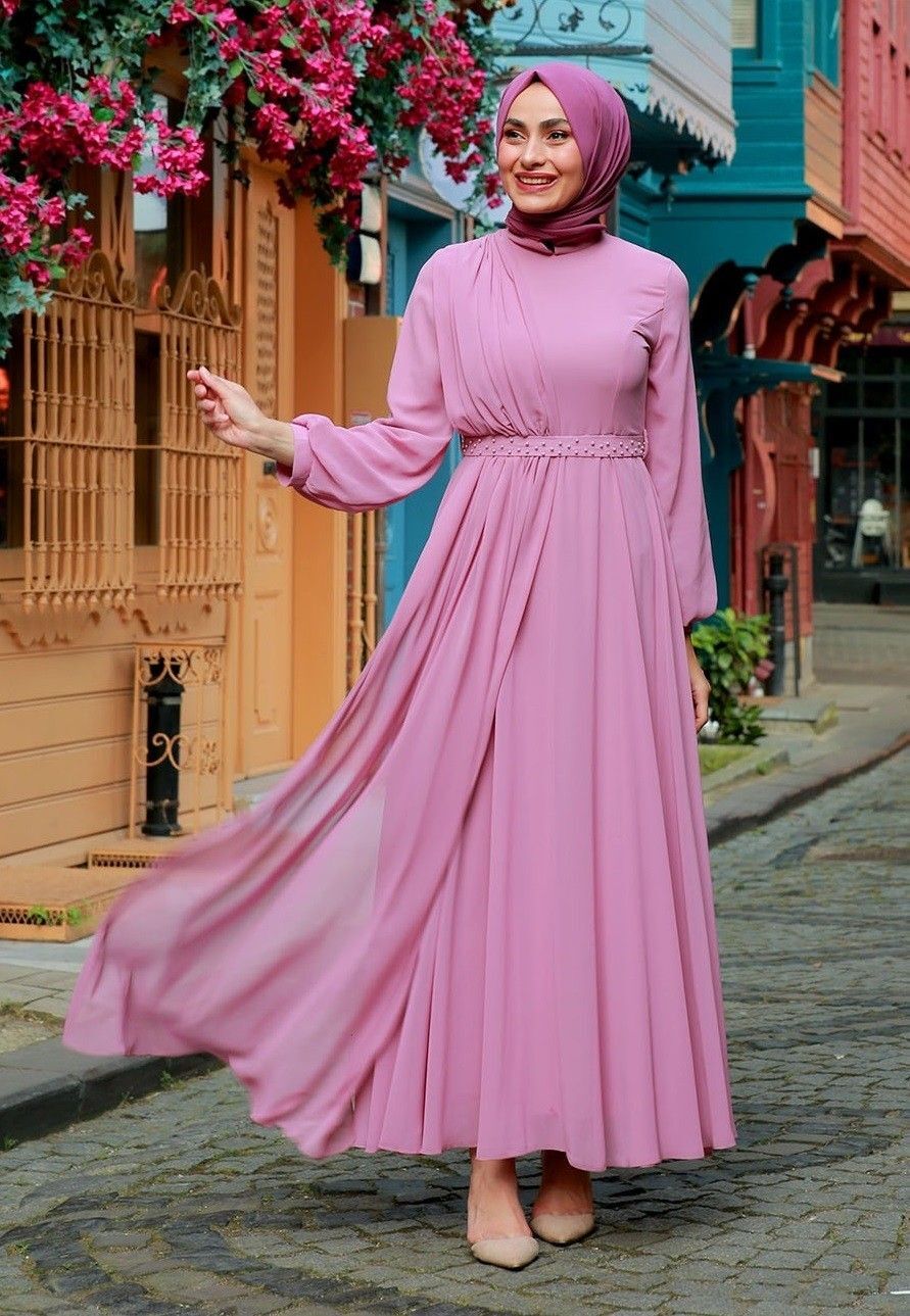 Anggun dengan long dress warna pink powder. (Foto: feizaonline.com)