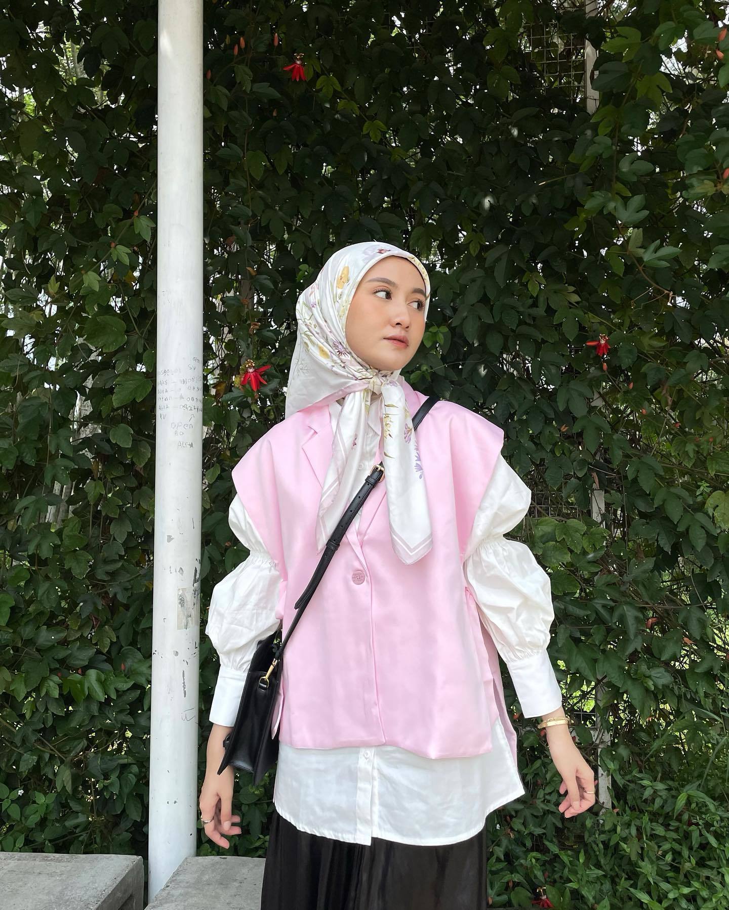 Tampil manis dengan baju pink dan hijab segitiga motif floral. (Foto: Instagram.com/inasrana)