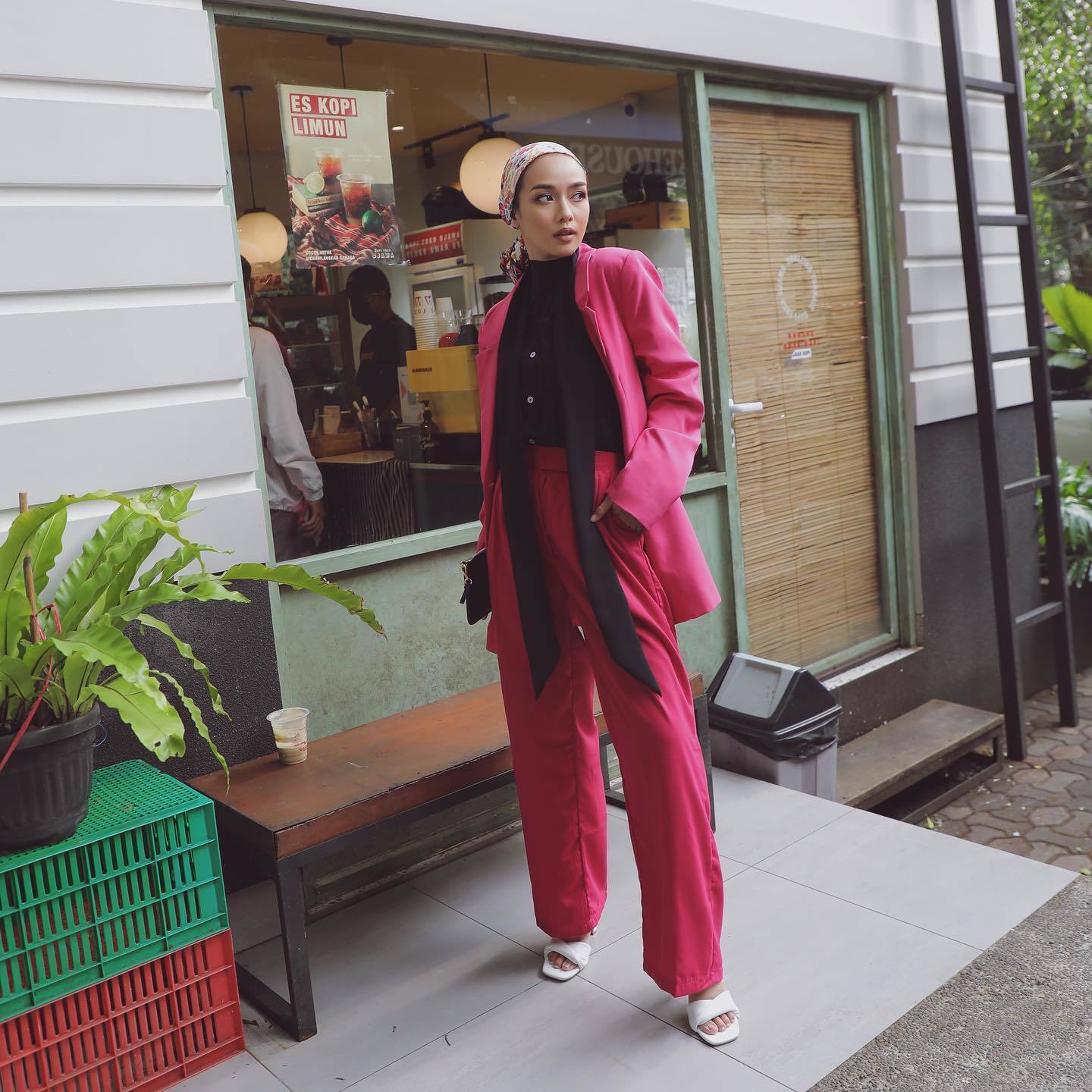 Bingung baju pink cocok dengan jilbab warna apa? Coba scarf bermotif saja. (Foto: Instagram.com/viratandia)