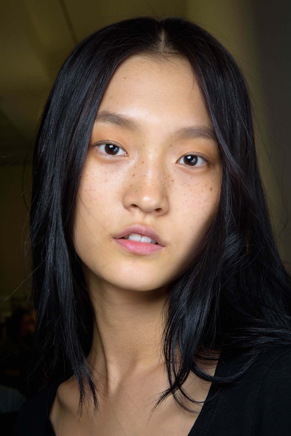 Menggunakan masker minyak kelapa dapat membantu mengembalikan kelembapan rambut. (Foto: Indigitalsimage.com)