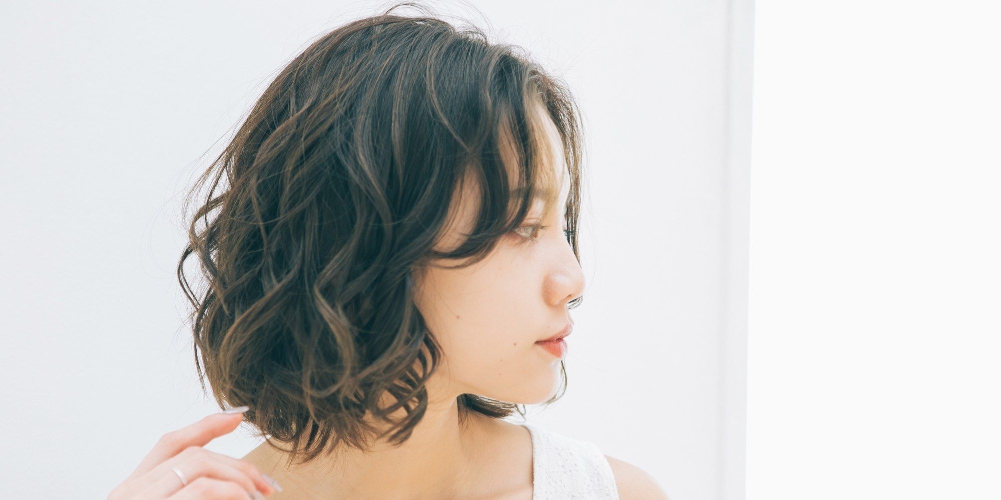 wanita asia berambut pendek bergelombang