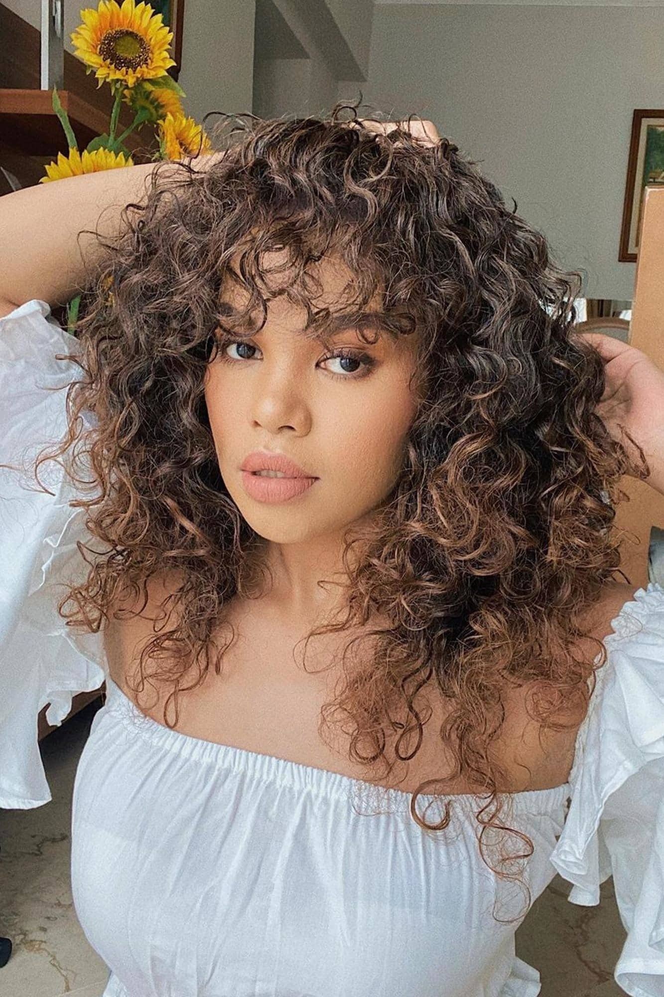 selebgram lifni sanders dengan rambut keriting panjang