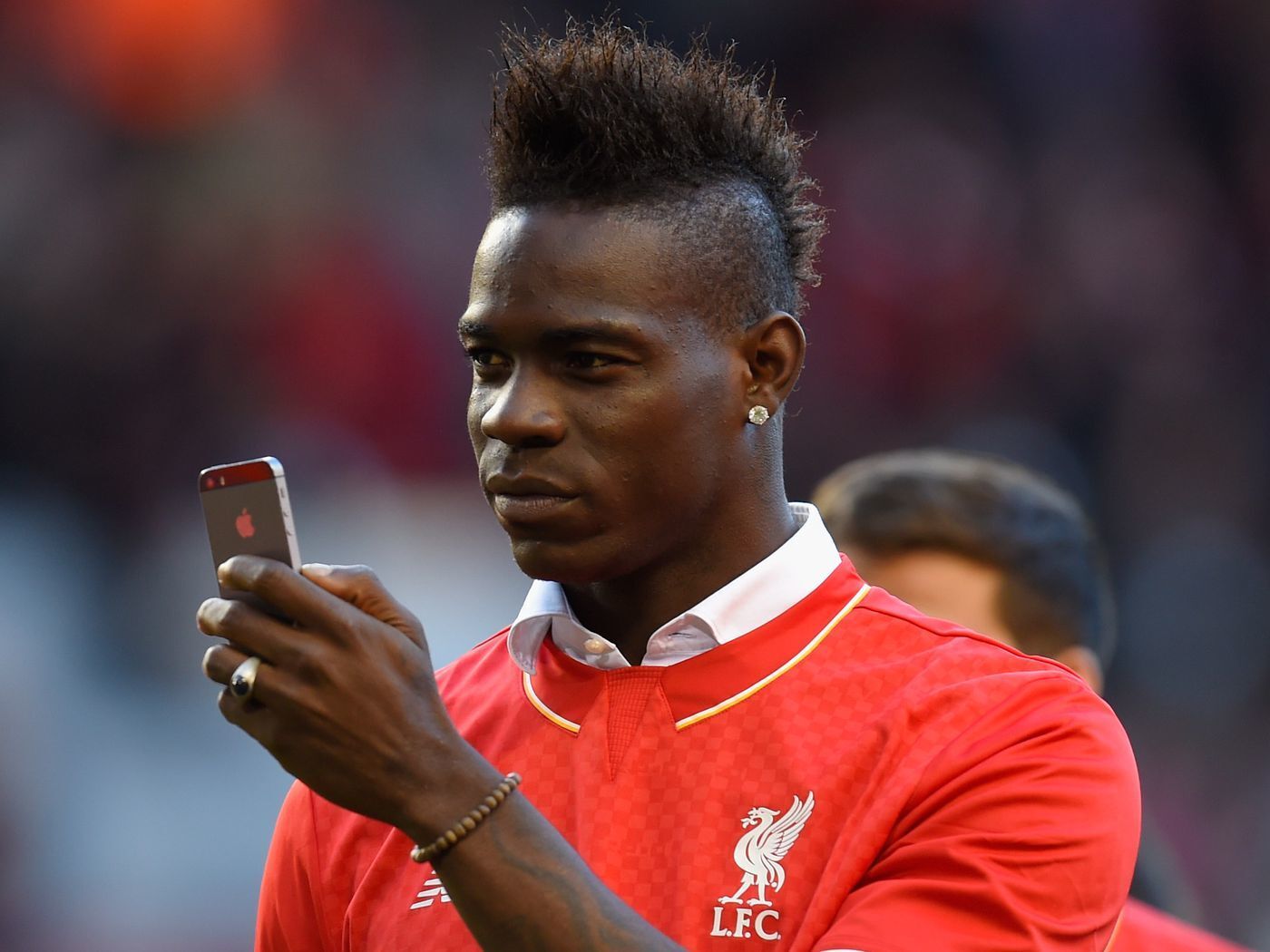 pemain sepak bola mario balotelli dengan rambut mohawk