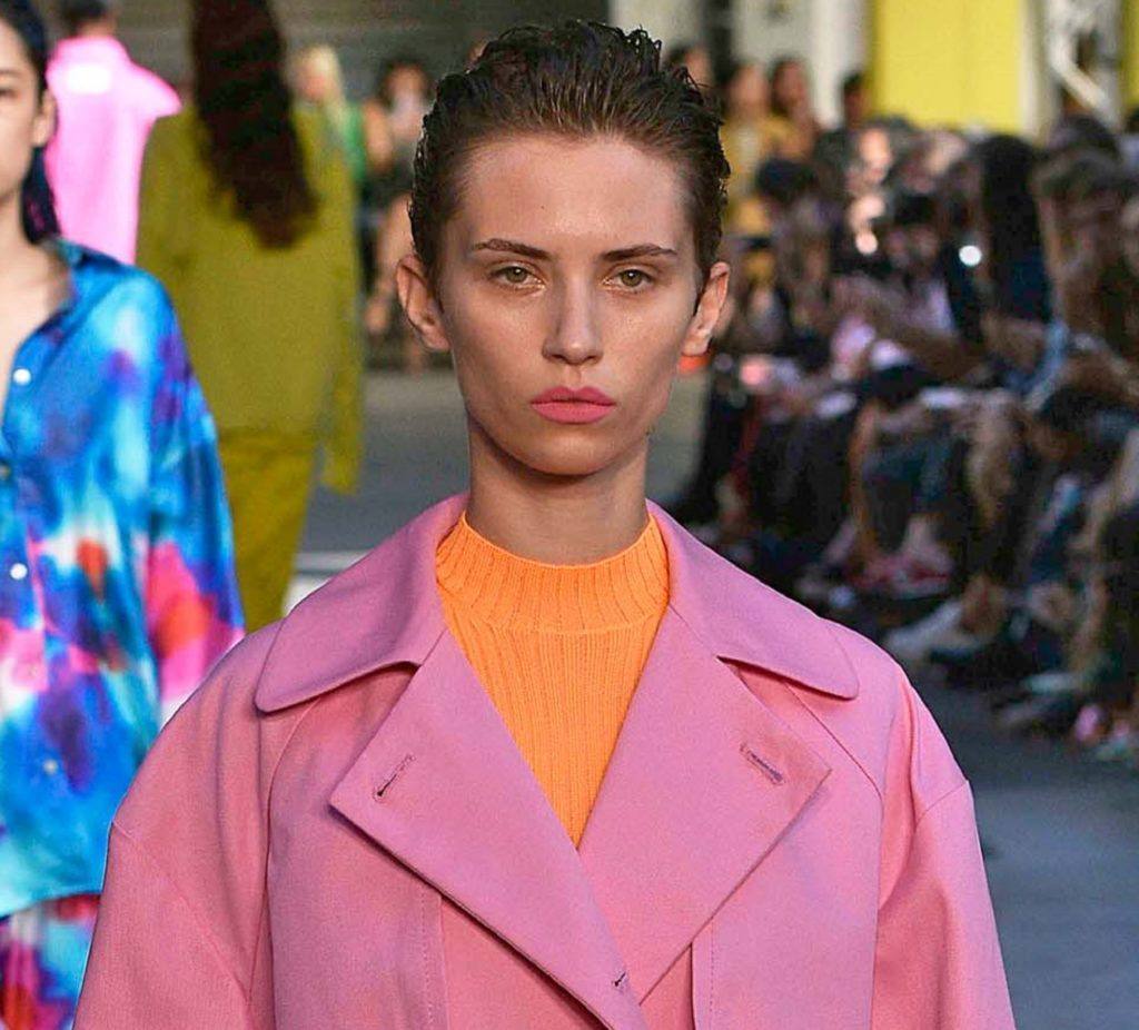 model rambut pendek untuk wajah hati slick back